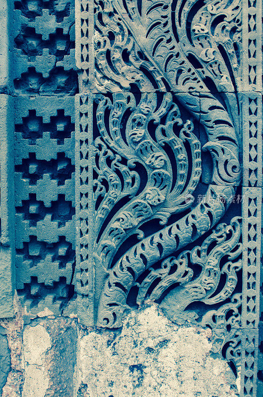 雕刻墙在Qutab Minar废墟-印度新德里